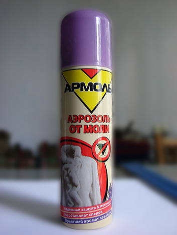 Η επεξεργασία του ντουλαπιού με αεροζόλ Armol θα βοηθήσει στην καταστροφή των προνυμφών του σκόρου που ζουν εκεί, καθώς και των πεταλούδων