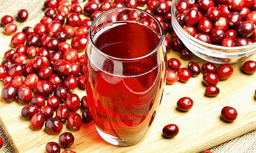 Η οξύτητα του χυμού cranberry μπορεί να αποδυναμώσει την προσκόλληση των κόνιδων στα μαλλιά
