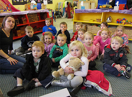 Dans les groupes d'enfants, par exemple, dans les jardins d'enfants et les écoles, le pou de tête se propage le plus facilement et le plus rapidement.
