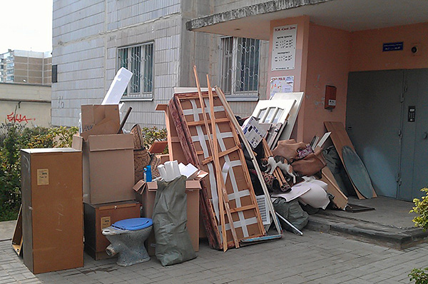 Είναι εύκολο να μεταφέρετε αυγά και προνύμφες παρασίτων στο διαμέρισμά σας μαζί με παλιά πράγματα από ένα δωμάτιο μολυσμένο από ψύλλους.