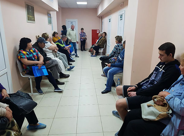 Είναι απίθανο δεκάδες ασθενείς που περιμένουν γιατρό να είναι ευχαριστημένοι με ένα άλλο άτομο στη σειρά που χρειάζεται απλώς να αφαιρέσει το τσιμπούρι από το δέρμα.