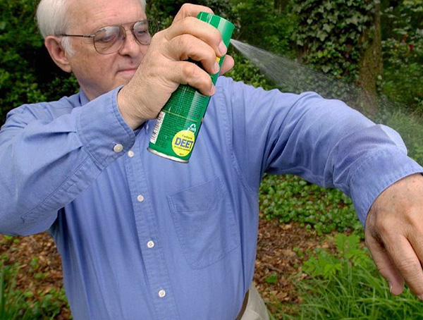 Applicazione del repellente agli indumenti.